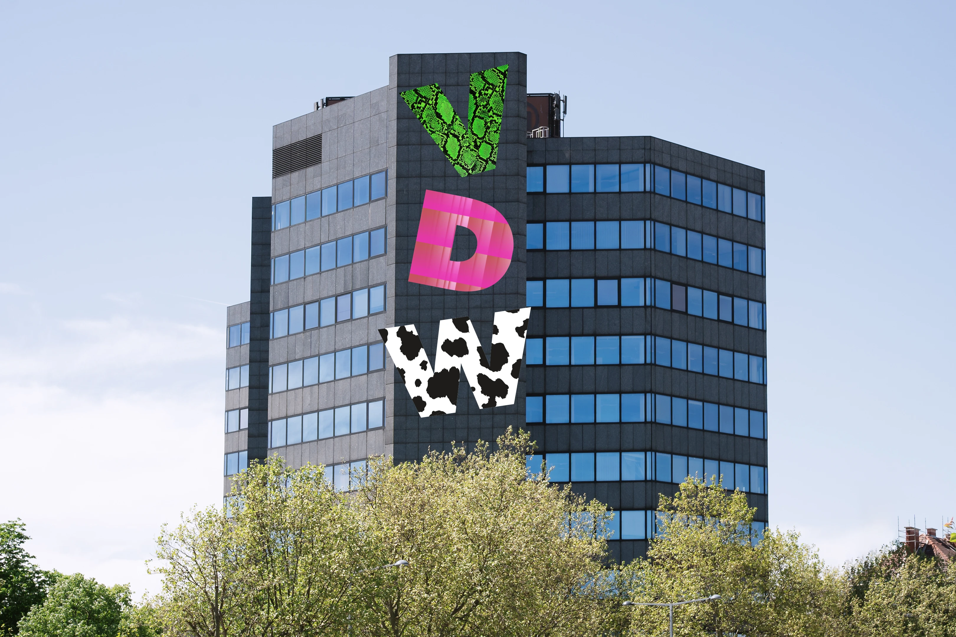 Moderne Bürogebäude mit großen bunten Buchstaben VDW an der Fassade und Bäumen im Vordergrund